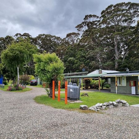 Strahan Backpackers Hotel Exterior photo