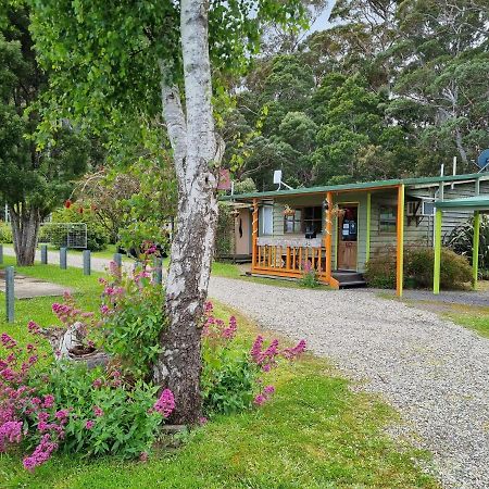 Strahan Backpackers Hotel Exterior photo