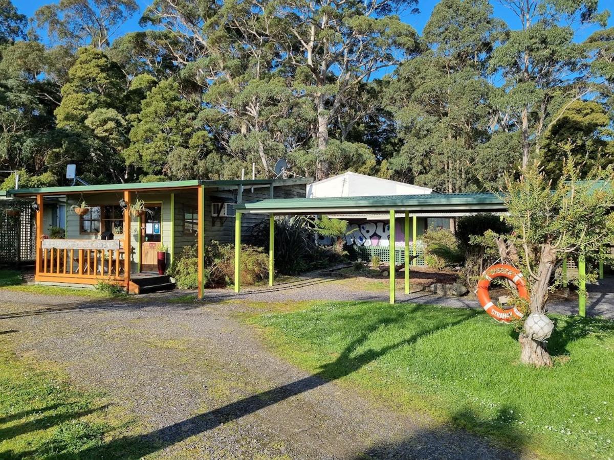 Strahan Backpackers Hotel Exterior photo