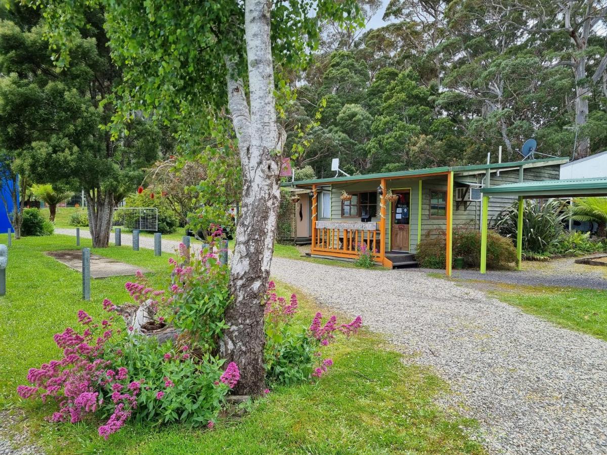 Strahan Backpackers Hotel Exterior photo